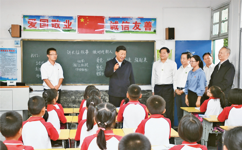 2020年9月16日至18日，中共中央總書記、國家主席、中央軍委主席習近平在湖南考察。這是16日下午，習近平在郴州市汝城縣文明瑤族鄉(xiāng)第一片小學，同正在上思政課的同學們親切交流。 新華社記者 謝環(huán)馳/攝